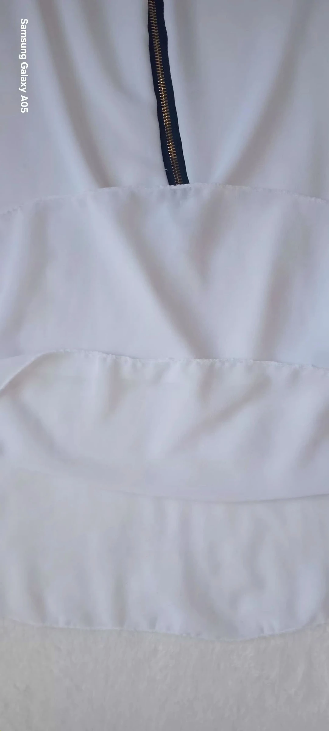 Flowy white top T back zip - 3 ruffles - like new – photo 9